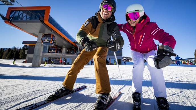 Bergstation Kreischberg 10er mit zwei Skifahrern